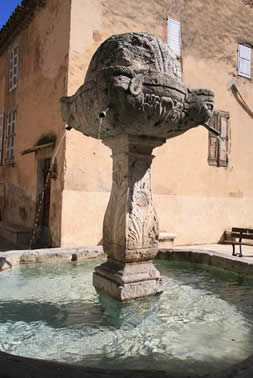 La fontaine a trois têtes